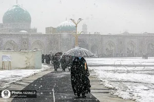 خدمت&zwnj;رسانی به زائران حرم مطهر رضوی در بارش برف