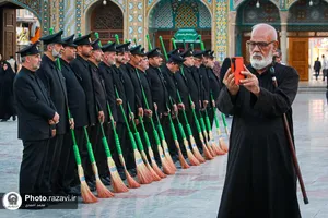 آیین جاروکشی حرم حضرت معصومه سلام&zwnj;الله علیها توسط خادمان حرم مطهر رضوی