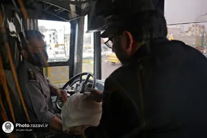 توزیع غذای حضرت بین رانندگان اتوبوس اطراف حرم مطهر رضوی