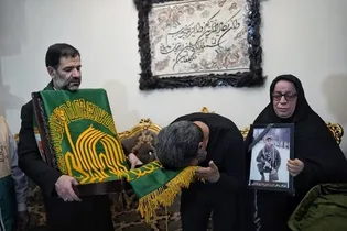 دیدار کاروان «زیر سایه خورشید» با خانواده شهید علیرضا چراغلی در تویسرکان/فیلم