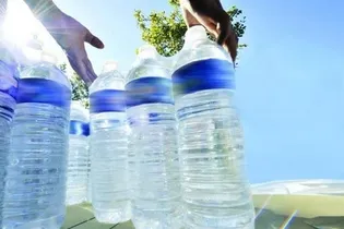 ارسال ۱۰ هزار بطری آب معدنی توسط خادمیاران رضوی ریگان به میناب