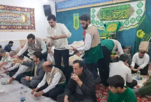 بزم شادی میلاد کریم اهل&zwnj;بیت (ع) به میزبانی خادمین حامل پرچم متبرک رضوی در اراک / گزارش تصویری