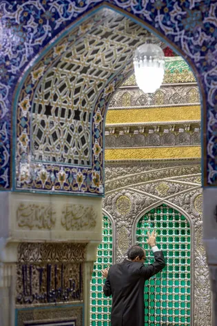 عکس با کیفیت : حال و هوای زیارت خادم حرم امام رضا علیه السلام