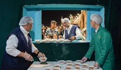 توزیع ۲۰ هزار پرس غذای متبرک میان زائران در هفدهم ربیع‌الاول