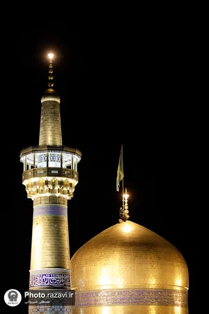 تعویض پرچم گنبد منور رضوی به مناسبت عزای عمومی در کشور