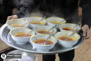 توزیع غذا میان کارتن&zwnj;خواب&zwnj;ها و نیازمندان اطراف حرم مطهر رضوی