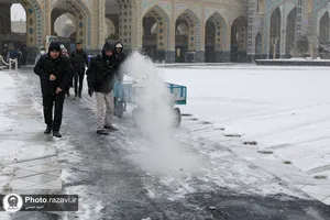 آماده&zwnj;باش خادمان حرم مطهر رضوی همزمان با برودت هوا در مشهد