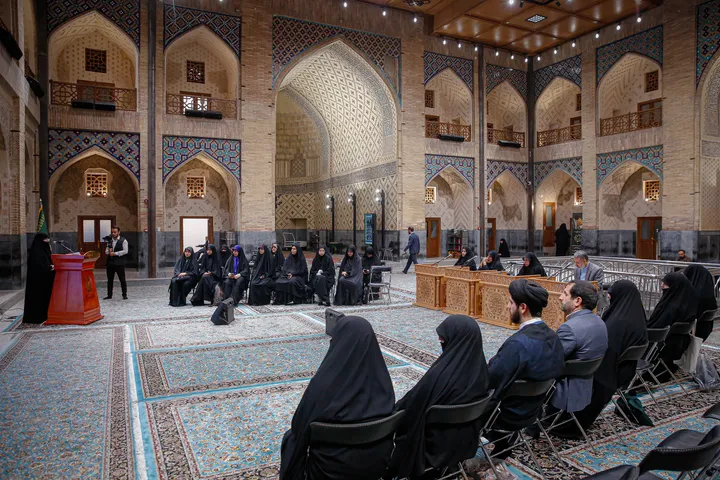 جلسه دفاع از پایان نامه دانشجویان دانشگاه امام رضا علیه‌السلام در حرم مطهر رضوی
