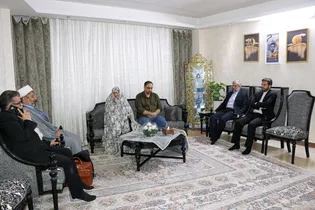 دیدار مدیر عالی حرم مطهر رضوی با خانواده شهید عباسعلی هاشمی برزگری