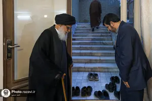 اهداء مصحف مشهد رضوی به آیت الله مرتضوی