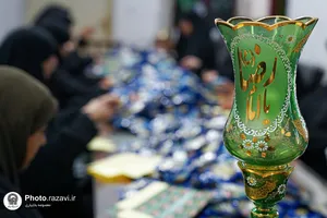 بسته بندی و توزیع تبرکات توسط خادمان رضوی در تجمعات مردمی