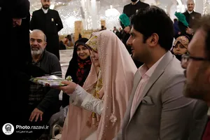 اهدای هدیه متبرک به زائران حرم مطهر رضوی