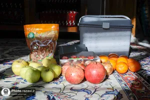 اهدای بسته&zwnj;های یلدایی بنیاد کرامت رضوی به کارگران روزمزد