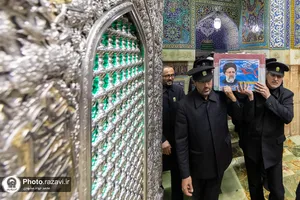 طواف پیکر شهدای خدمت دور ضریح مطهر رضوی