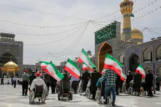 تشرف جمعی از جانبازان ۷۰ درصد آسایشگاه امام خمینی (ره) مشهد به حرم مطهر رضوی