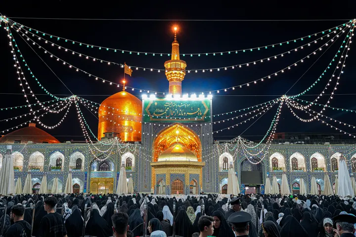 حال و هوای حرم مطهر رضوی در شب ولادت نبی اکرم صلی‌الله‌علیه‌وآله و امام صادق علیه‌السلام