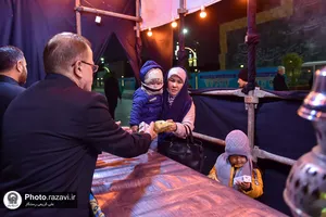 توزیع غذای متبرک حضرت در حرم مطهر رضوی