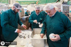 توزیع فالوده در چایخانه حرم مطهر رضوی