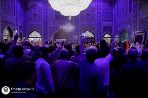 تشرف هنرمندان نهضت مردمی پوستر انقلاب به حرم مطهر رضوی

