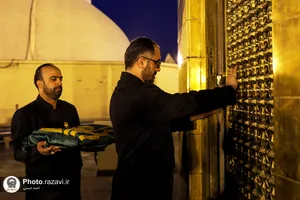 تعویض پرچم گنبد مطهر امام رضا(علیه&zwnj;السلام) به مناسبت آغاز ماه ربیع&zwnj;الاول