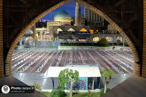 توزیع افطاری سبک در باب&zwnj;الهادی حرم مطهر رضوی