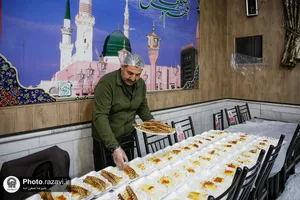 توزیع 10 هزار غذای متبرک حضرت در حاشیه شهر مشهد