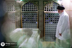 تصاویری از رهبر شهید انقلاب در مراسم غبارروبی حرم مطهر رضوی