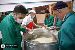 توزیع افطاری سبک در باب&zwnj;الهادی حرم مطهر رضوی