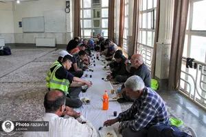 پذیرایی دانش&zwnj;آموزان دبیرستان امام رضا(علیه&zwnj;السلام) واحد چناران از زائرین پیاده دهه آخر صفر
