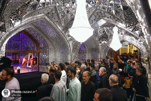 حضور مردم عزادار بر مزار مطهر رهبر شهید انقلاب اسلامی-2