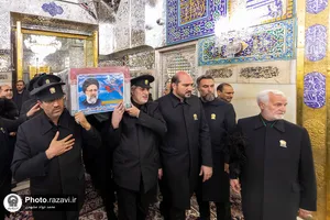 طواف پیکر شهدای خدمت دور ضریح مطهر رضوی