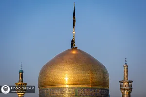  تعویض پرچم و نصب کتیبه&zwnj;های شهادت امام حسن عسکری علیه&zwnj;السلام در حرم مطهر رضوی 