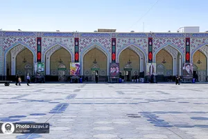 روایت تصویری از رهبر شهید انقلاب در صحن کوثر حرم مطهر رضوی