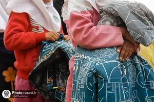 توزیع کاپشن و لوازم التحریر در مدرسه حمزه سیدالشهدا