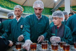 حضور آتش‌نشان فداکار بهشهری در چایخانه حضرت رضا علیه‌السلام