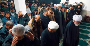 مجاورین حضرت همراه با تولیت آستان قدس رضوی میهمان سفره افطار حضرت شدند.