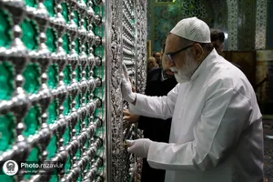 غبارروبی ضریح مطهر حضرت رضا(علیه&zwnj;السلام)