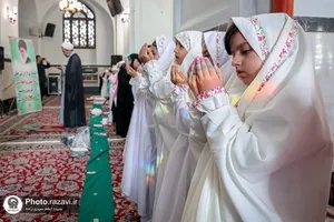 نماز جماعت دختران تازه مکلف خانواده&zwnj;های فراجا در حرم مطهر رضوی