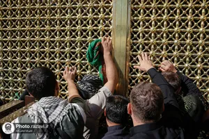 تشرف زائران قزاقستانی به حرم مطهر رضوی