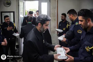 توزیع افطاری بین کارکنان قطار شهری و بهشت رضا علیه السلام