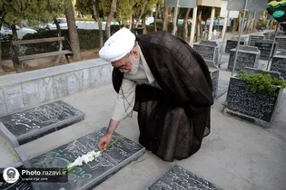 حضور تولیت آستان قدس رضوی در گلزار شهدای مدافع حرم