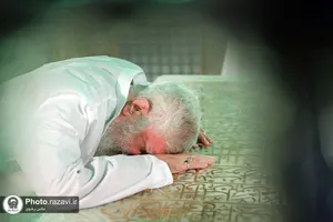 تصاویری از رهبر شهید انقلاب در مراسم غبارروبی حرم مطهر رضوی