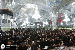 عرض ارادت زائران حرم رضوی به محضر سالار شهیدان با قرائت زیارت عاشورا