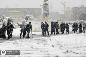 خدمت&zwnj;رسانی به زائران حرم مطهر رضوی در بارش برف
