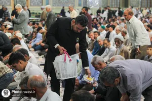 توزیع بسته&zwnj;های عیدانه در حرم مطهر رضوی