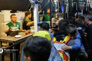 خدمت&zwnj;رسانی خدام حرم مطهر رضوی به زائران اربعین حسینی در سامرا