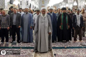 اقامه نماز آیات در حرم مطهر رضوی