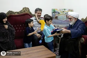 دیدار تولیت آستان قدس رضوی با دو خانواده فرزند پذیر مشهدی