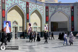 روایت تصویری از رهبر شهید انقلاب در صحن کوثر حرم مطهر رضوی
