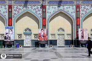 روایت تصویری از رهبر شهید انقلاب در صحن کوثر حرم مطهر رضوی
